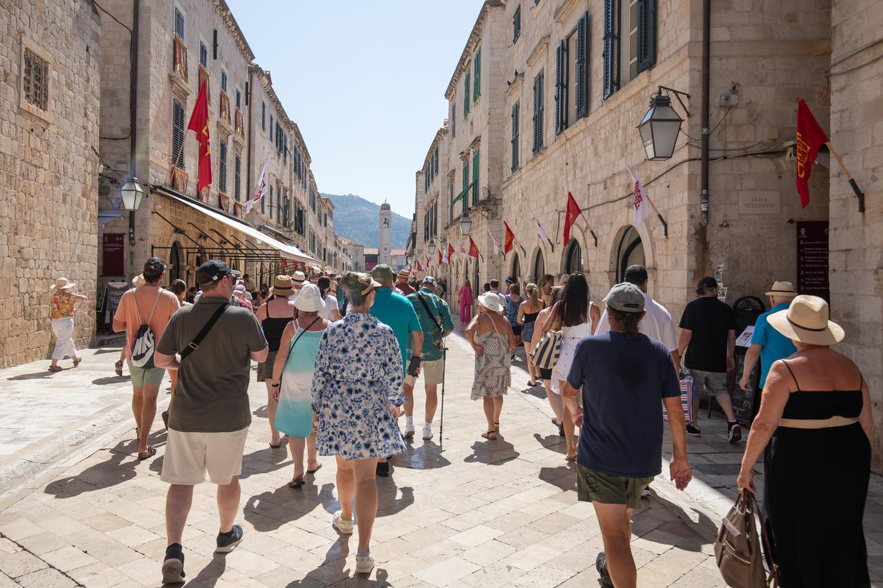 
Dubrovnik: Visoke temperature i gužva u gradu