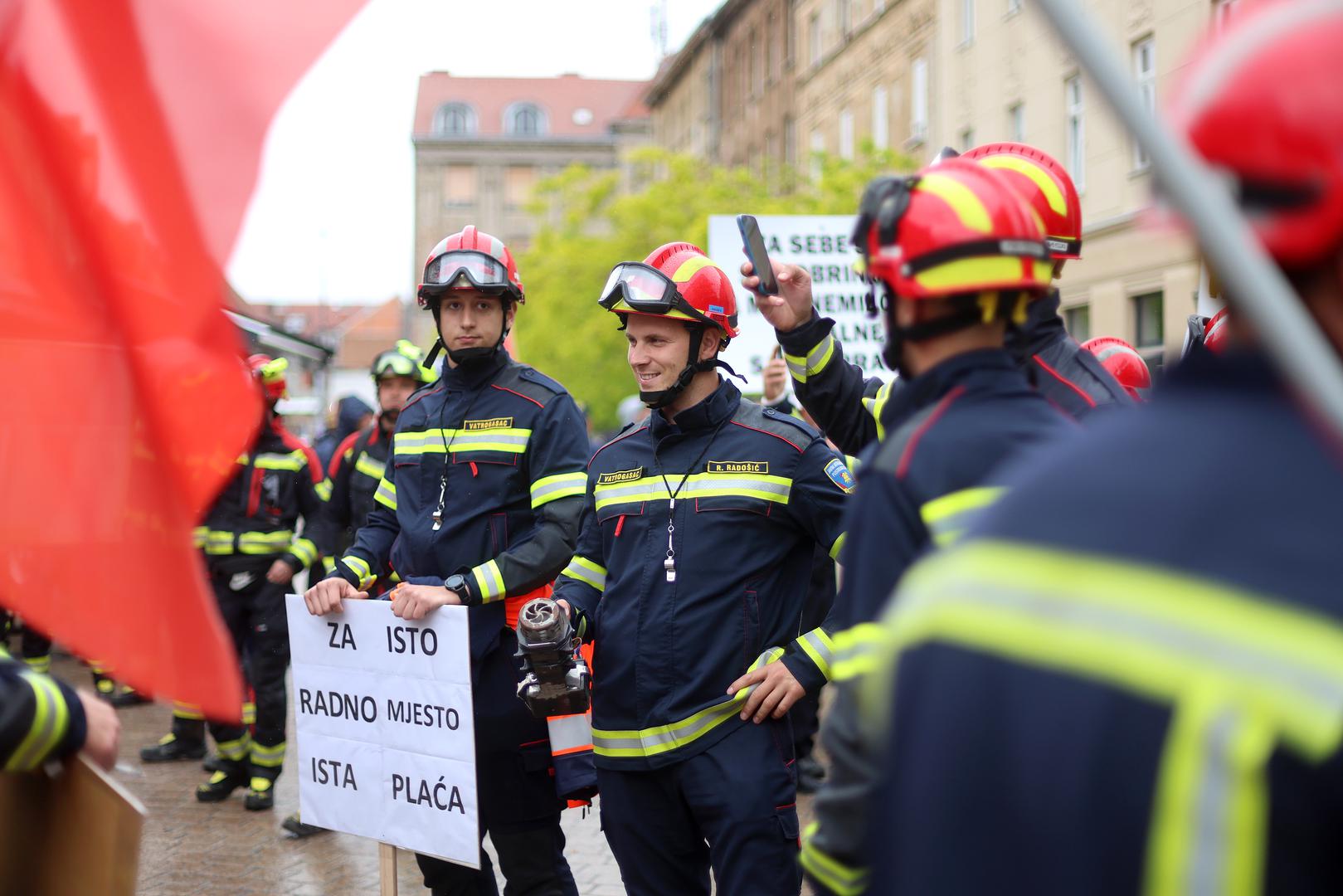 03.05.2024., Zagreb - Koordinacija sindikata i udruga profesionalnih vatrogasaca organizirala je prosvjed vatrogasaca na Trgu sv. Marka.  Photo: Sanjin Strukic/PIXSELL