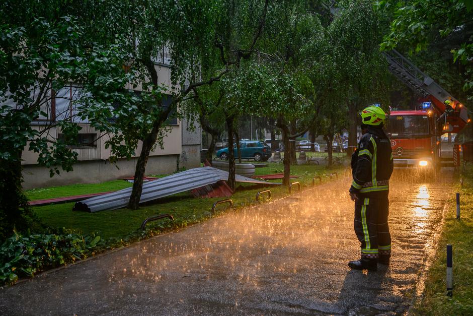 Olujno nevrijeme koje je poharalo Zagreb odnijelo je dio limenog krova sa stambene zgrade