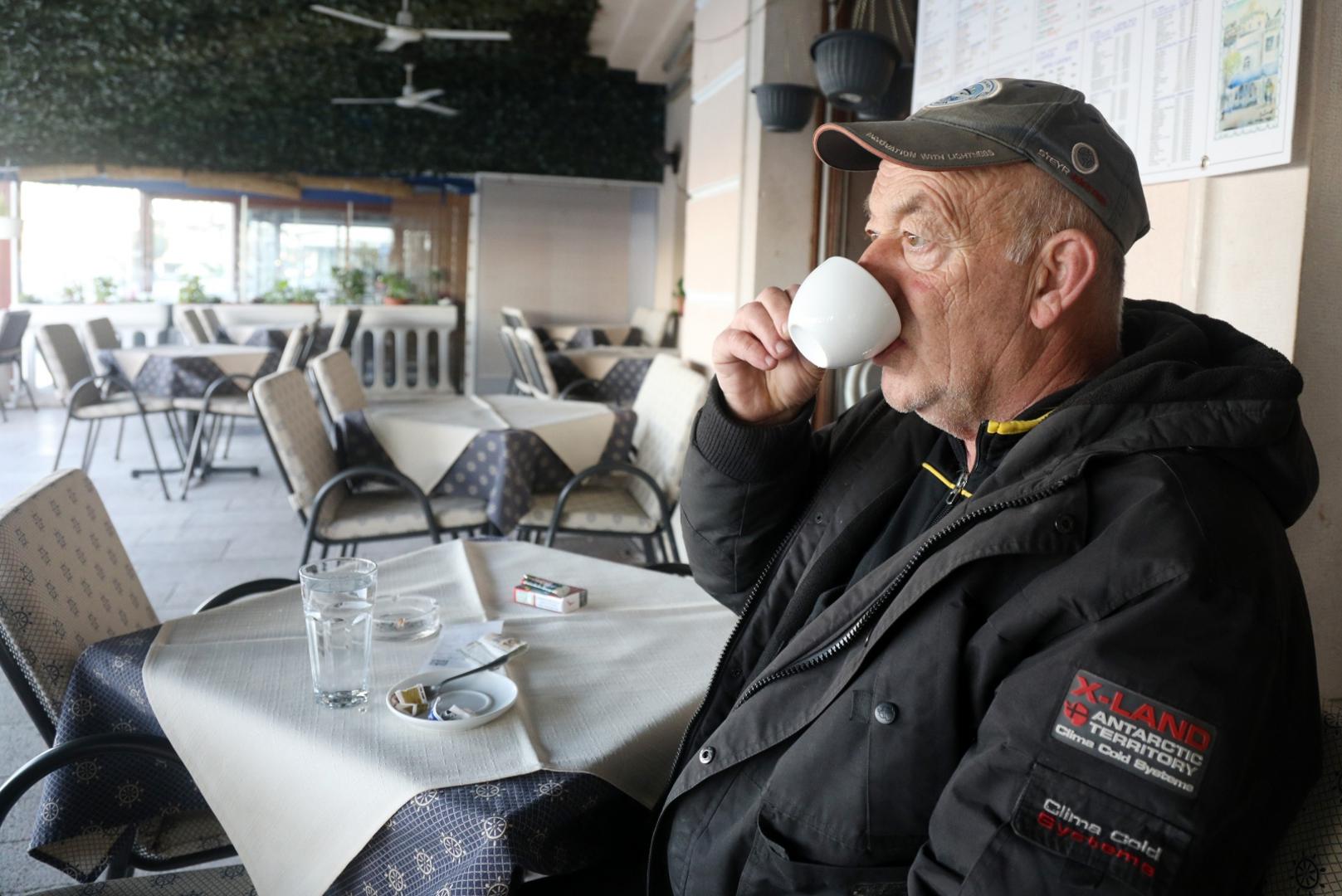 Prilikom ulaska u zatvoreni dio ugostiteljskog objekta koji je dopušten samo radi korištenja toaleta morati se nositi maska.