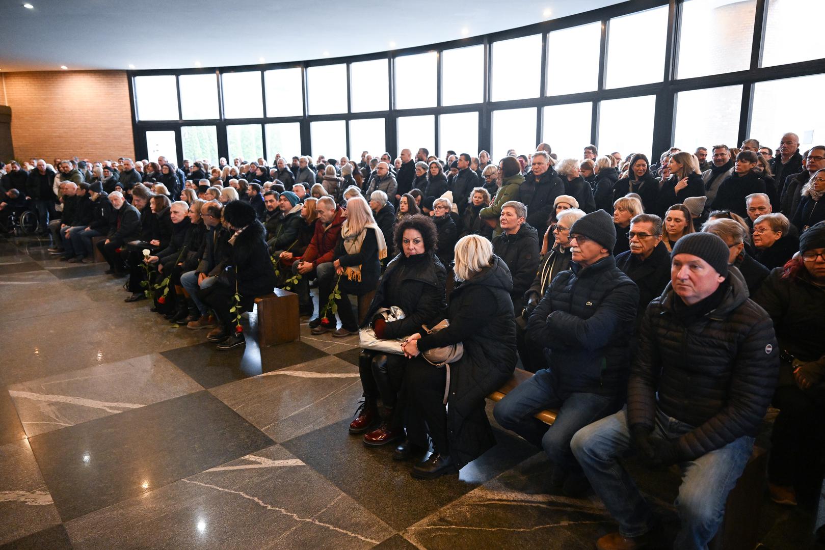 Siniša Švec je u radijskom eteru postao prepoznatljiv još 1984., za vrijeme Omladinskog radija, kasnije poznatog kao Radio 101. Tijekom 27 godina na "Stojedinici" uređivao je i vodio brojne glazbene emisije poput One Man Music Show, Radio tulum, Službeni početak vikenda i mnoge druge, čime je pridonio popularnosti i jedinstvenosti radija.