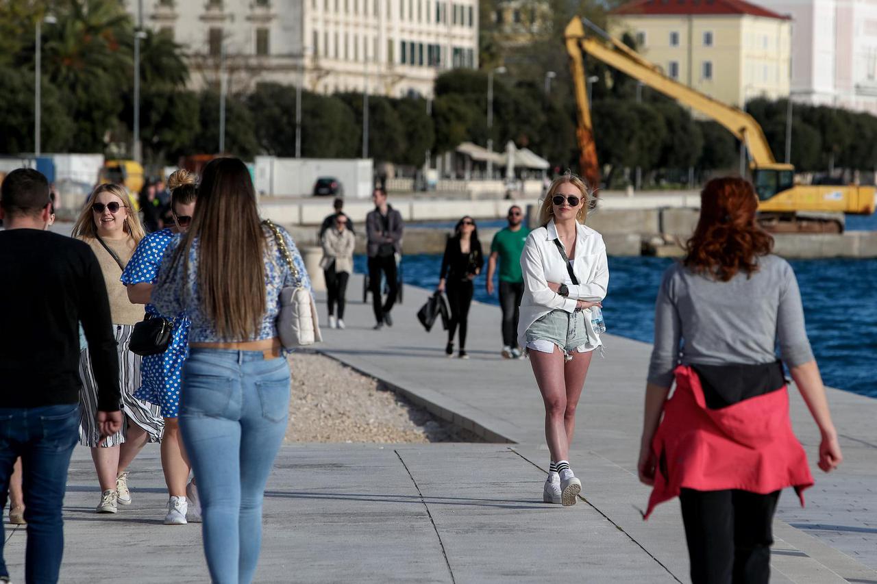 Zadar: Građani i turisti u šetnji gradom