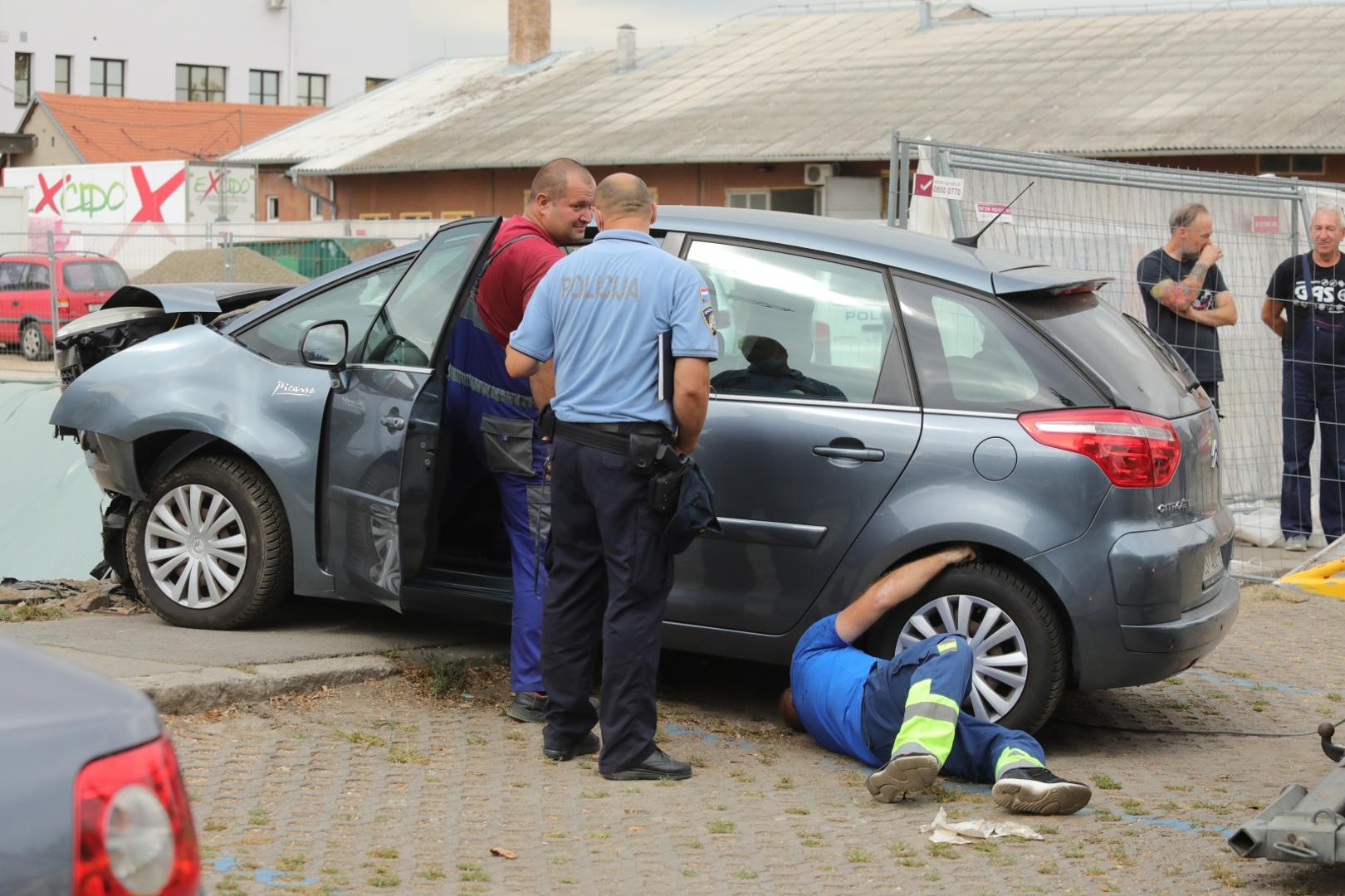 17.09.2021., Osijek - Vozacica osobnog automobila pri pokusaju parkiranja na istocni parking KBC Osijek, izgubila je kontrolu nad vozilom te probila zastitnu ogradu i upala u rupu na gradilistu. Photo: Dubravka Petric/PIXSELL