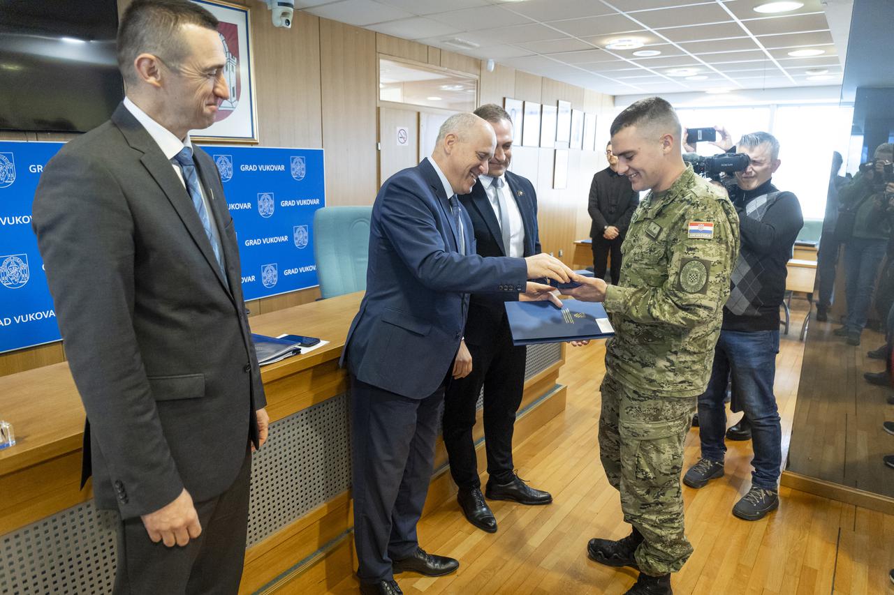 Vukovar: Ministar Branko Bačić održao radni sastanak s gradonačelnikom Grada Vukovara Ivanom Penavom o obnovi nekretnina u državnom vlasništvu