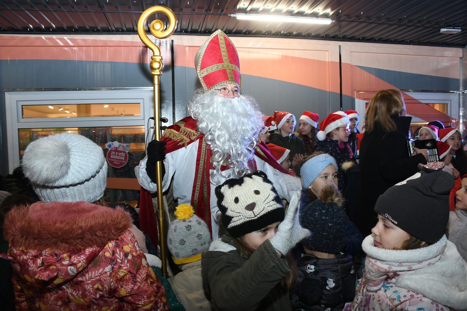 CENTAR NOVOG ŽIVOTA, podignut nakon potresa, jedno je od središnjih mjesta Adventa u Petrinji, a u srijedu uvečer bljesnuo je okićen lampicama i bio je dupkom pun, s puno pjesme,
plesa i svirke koje su pripremili Dječji vrtić Petrinjčica, OŠ “Ivan Goran Kovačić”, OŠ “Mato Lovrak” te članovi Gradskog dječjeg zbora Slavulj i Sportskog plesnog kluba Petrinia