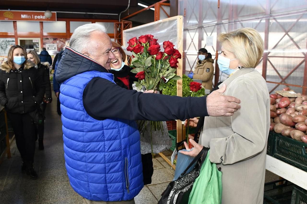 Petrinjski gradonačelnik Dumbović u Sisku ženama dijelio ruže