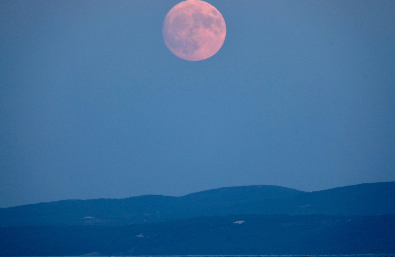 31.07.2023., Split - Pogled na izlazak punog mjeseca nad morem. Photo: Ivo Cagalj/PIXSELL