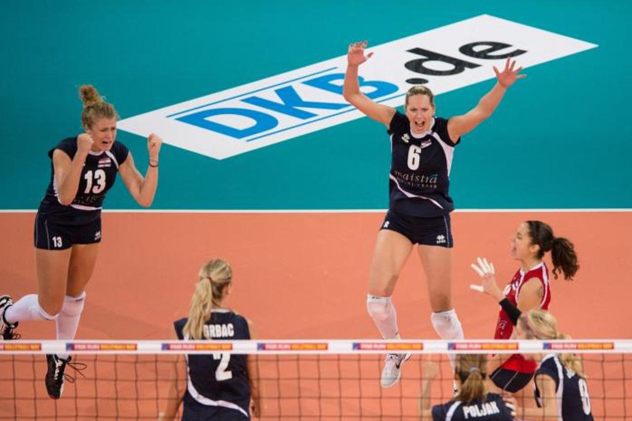 '10.09.13, Gerry-Weber-Stadion, Halle/Westfalen,  Volleyball, Europameisterschaft 2013, Playoffs, Niederlande vs. Kroatien     Jubel Samanta Fabris (#13 CRO), Mira Topic (#6 CRO)    Foto © nph / Kurth