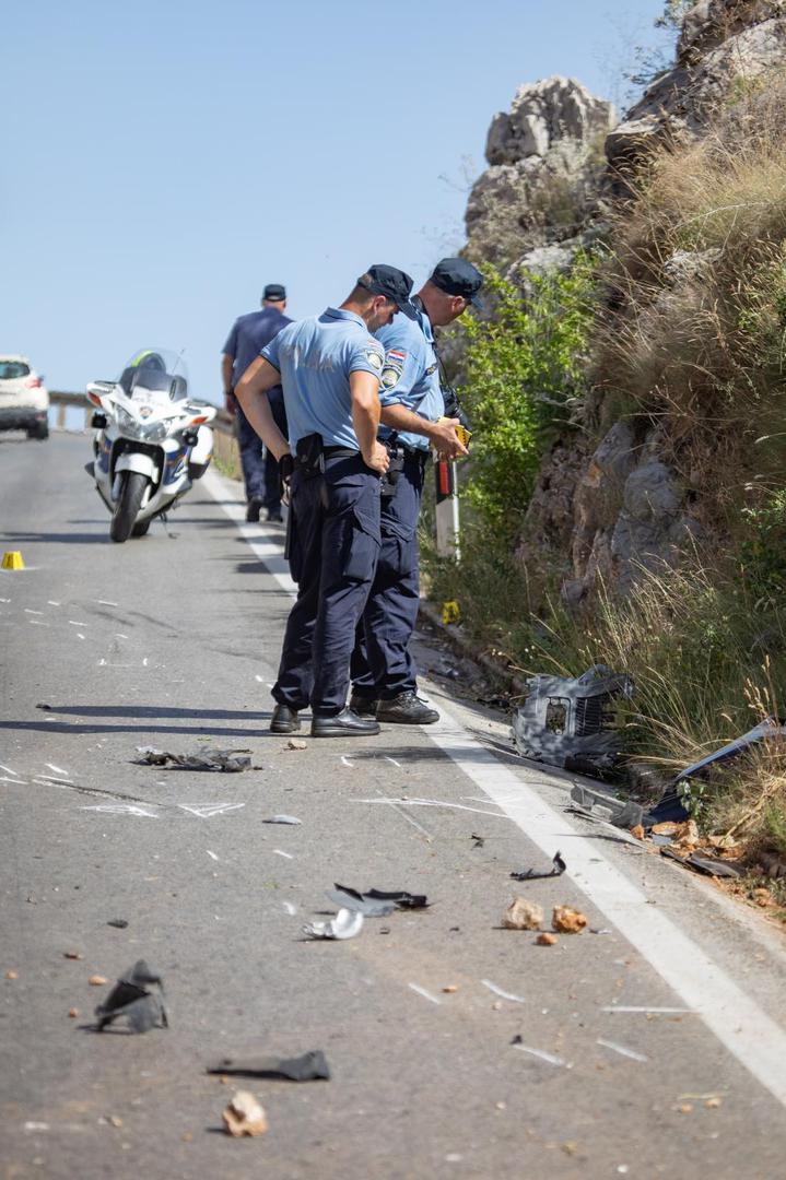 28.06.2021., Jadranska magistrala, Dubrovnik - U prometnoj nesreci koja se oko 14.35 sati dogodila kod Vidikovca doslo je do slijetanja dvaju osobnih vozila s magistralne ceste D-8. Interventne sluzbe na terenu zbrinule su unesrecene, a razloge slijetanja vozila s JTC pokazat ce ocevid. Nesluzbeno se doznaje da su u provaliju sletjela dvojica mladjih muskaraca koja su upravljala vozilima u trenutku slijetanja s glavne ceste.
Photo: Grgo Jelavic/PIXSELL