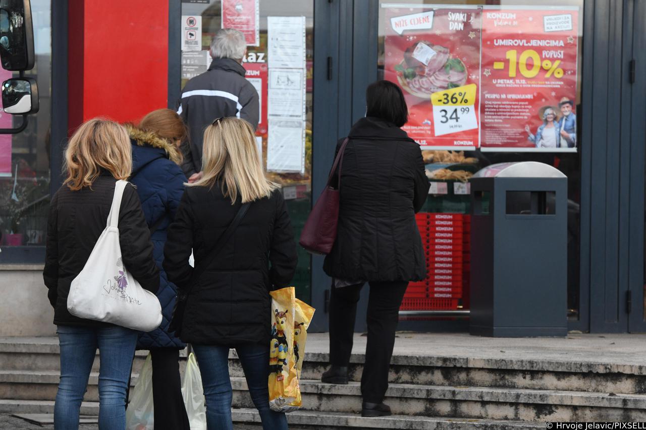 Šibenik: Ispred nekih trgovina već se stvaraju gužve