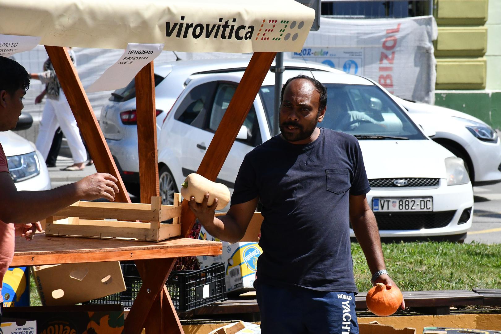 01.08.2024., Virovitica - Podravski povrtlari besplatno su od 14 sati na virovitickom Trgu kralja Tomislava dijelili povrce zainteresiranim gradjanima u znak protesta zbog nerjesavanja problema s nelojalnom konkurencijom, odnosno privilegiranja uvoznog povrca na trzistu. Photo: Ivica Galovic/PIXSELL