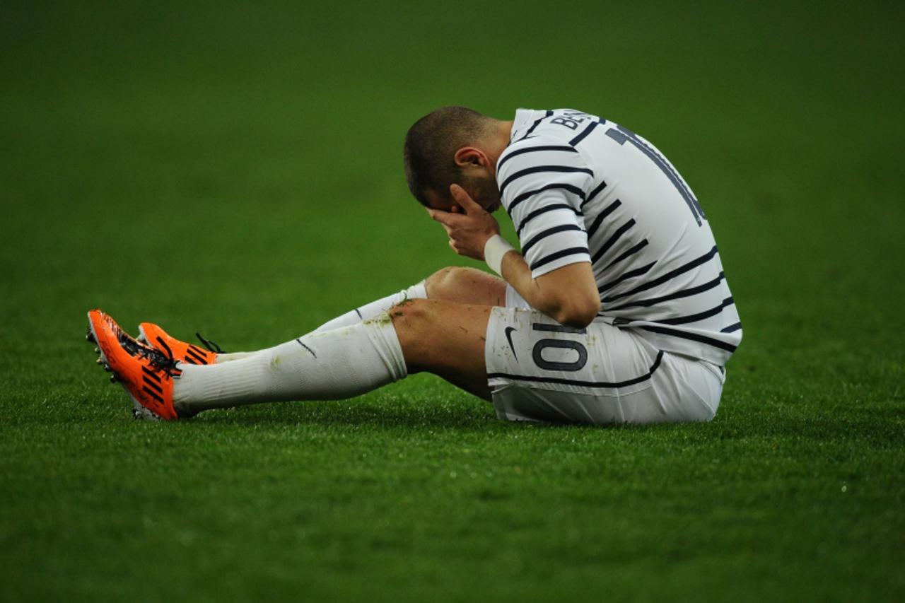 \'France\'s forward Karim Benzema reacts after missing his shoot during the friendly football match France vs Croatia on March 29, 2011 at the Stade de France in Saint-Denis north of Paris. AFP PHOTO 