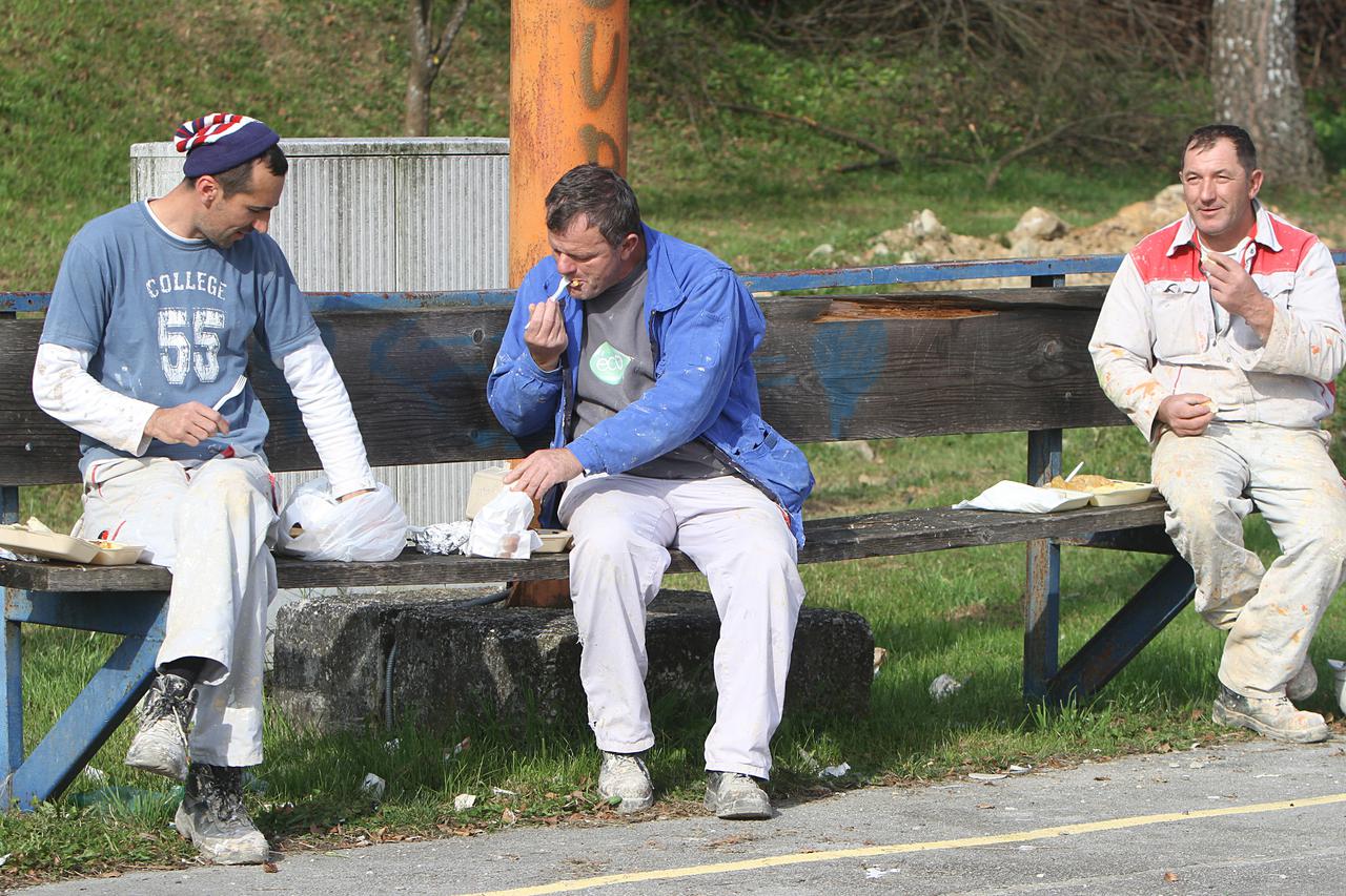 04.11.2014., Karlovac - Radnici koji rade na obliznjem gradilistu gablec pojeli na klupi u parku.  Photo: Kristina Stedul Fabac/PIXSELL