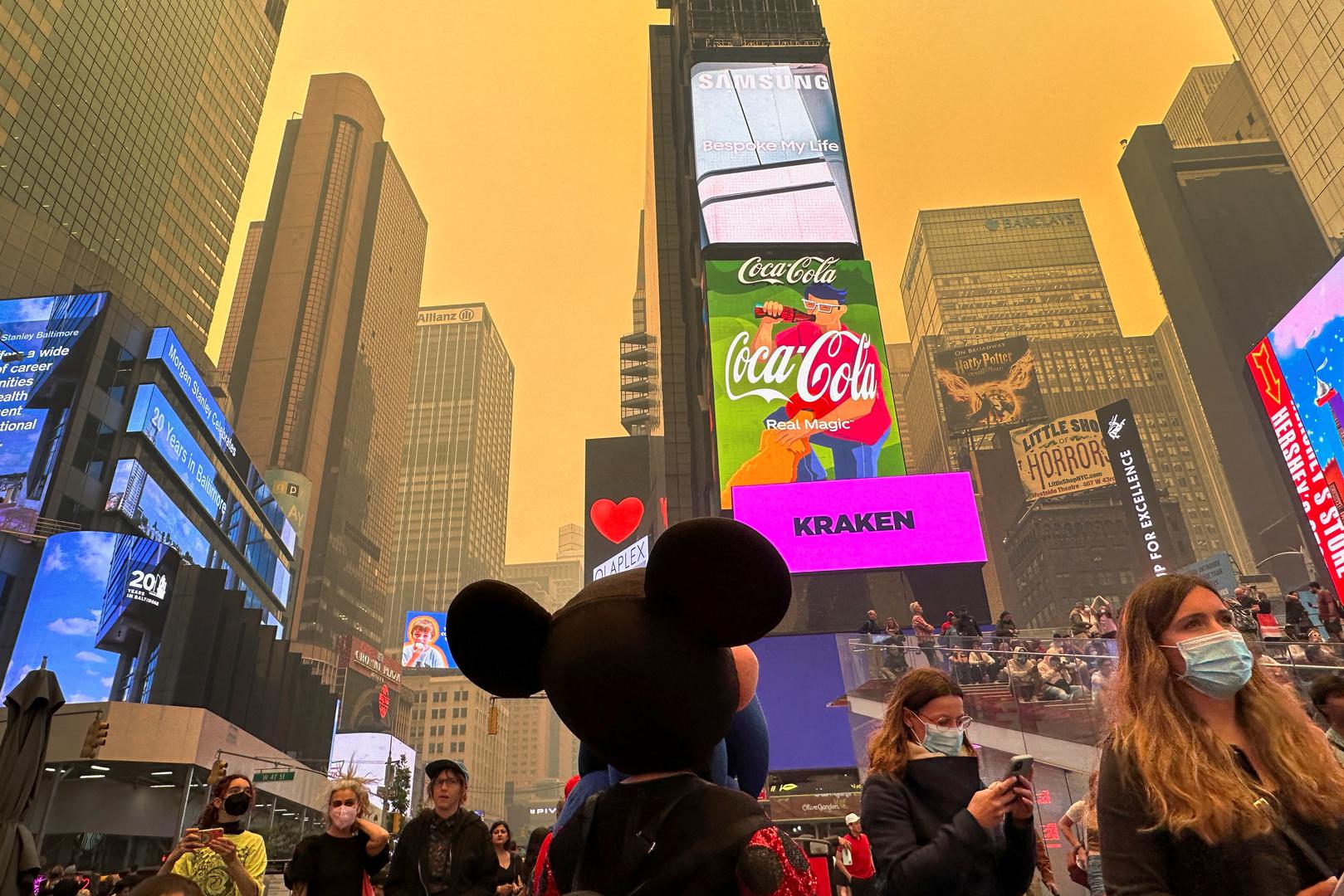 People walk in Times Square as Manhattan is shrouded in haze and smoke which drifted south from wildfires in Canada, in New York City, New York, U.S., June 7, 2023. REUTERS/Maye-E Wong Photo: MAYE-E WONG/REUTERS