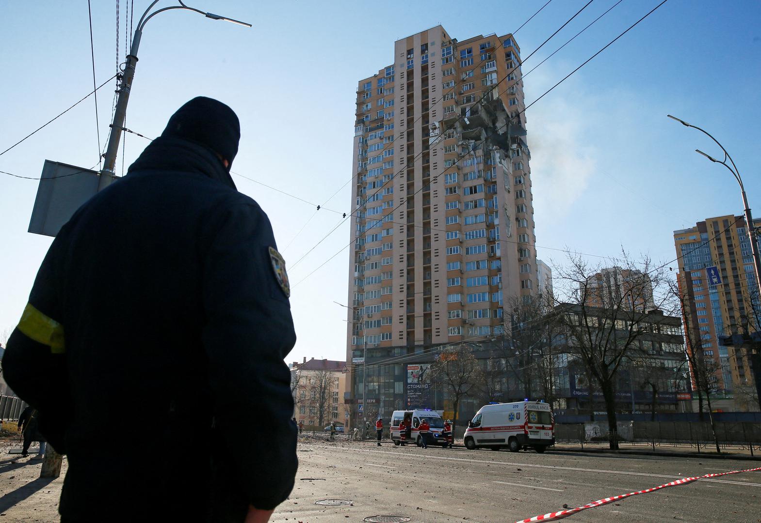 A view shows an apartment building damaged by recent shelling in Kyiv, Ukraine February 26, 2022. REUTERS/Gleb Garanich     TPX IMAGES OF THE DAY Photo: GLEB GARANICH/REUTERS