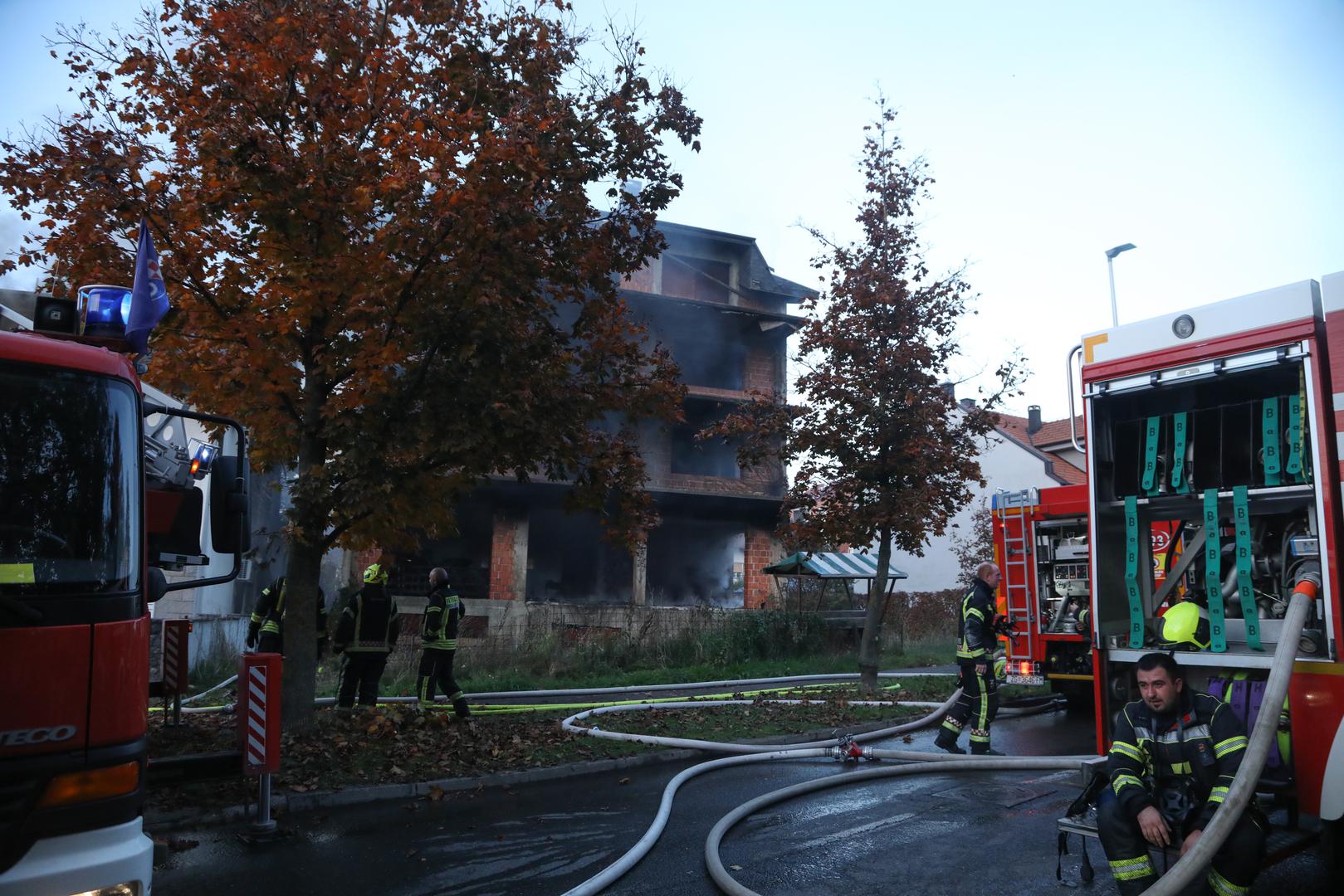 "Plamen se proširio na drugu kuću, ali čini se da su vatrogasci uspjeli ugasiti požar," ispričao je jedan čitatelj za Net.hr. 