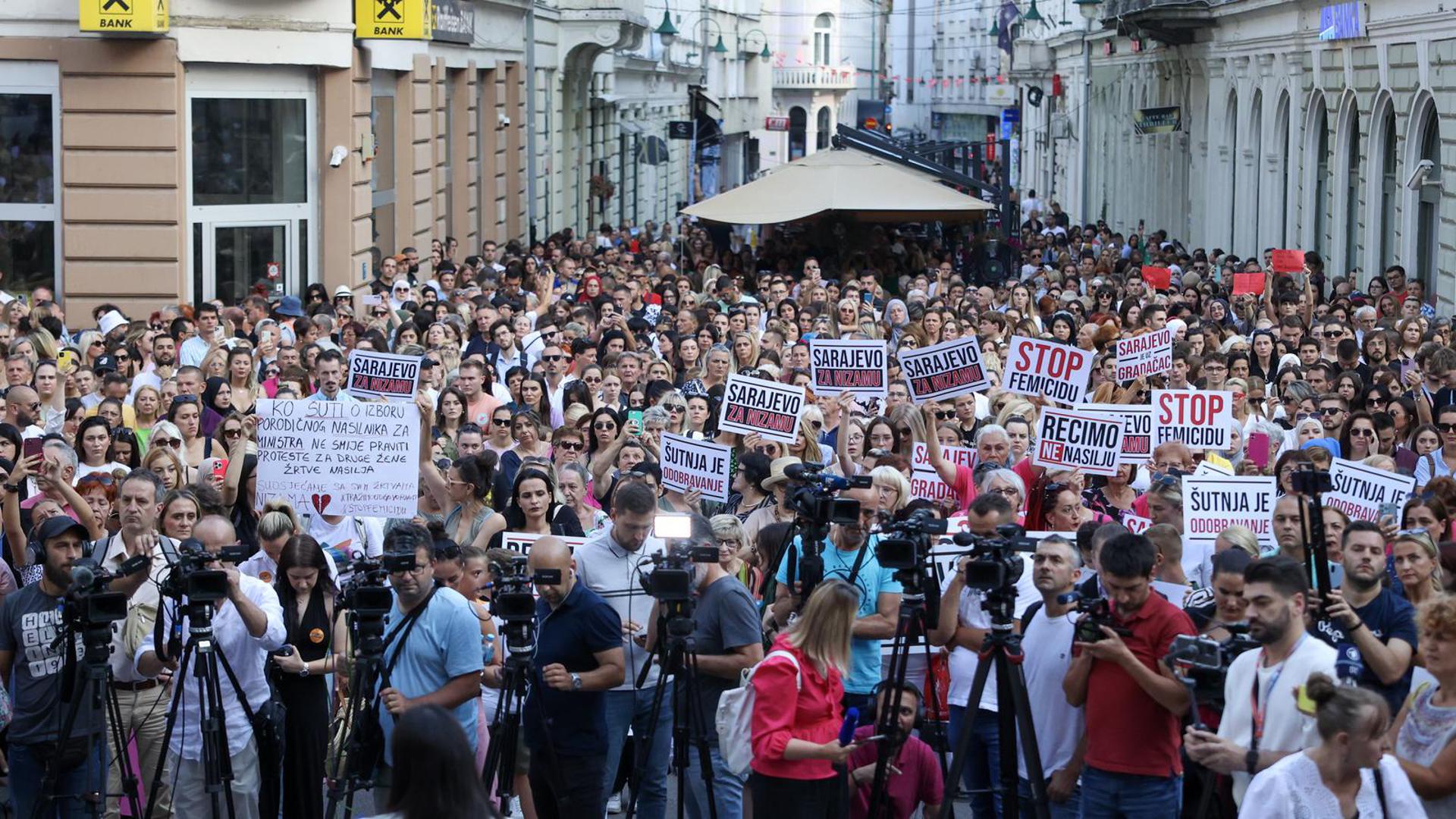 14.08.2023., Sarajevo, Bosna i Hercegovina - Nakon stravicnog zlocina u Gradaccu, gdje je monstrum Nermin Sulejmanovic ubio svoju partnericu Nizamu Hecimovic, zato sto ga je prijavila policiji zbog nasilja u porodici, u Sarajevu je odrzan protest protiv nasilja u porodici.

 Photo: Armin Durgut/PIXSELL