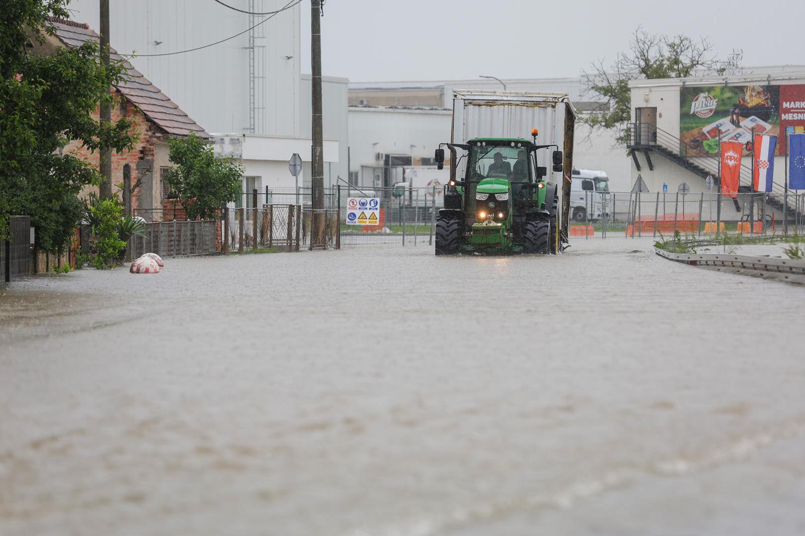 17.05.2023., Karlovac - U naselju Selce rijeka Kupa se izlila iz korita te se izlila na cestu. Photo: Luka Stanzl/PIXSELL