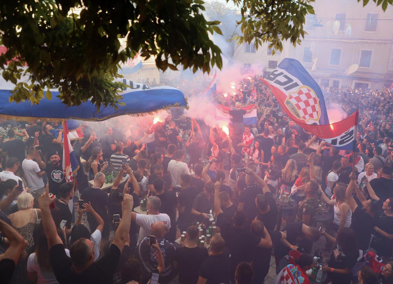 U našoj fotogaleriji pogledajte kakva je atmosfera na stadionu bila prije dolaska pjevača na pozornicu. 