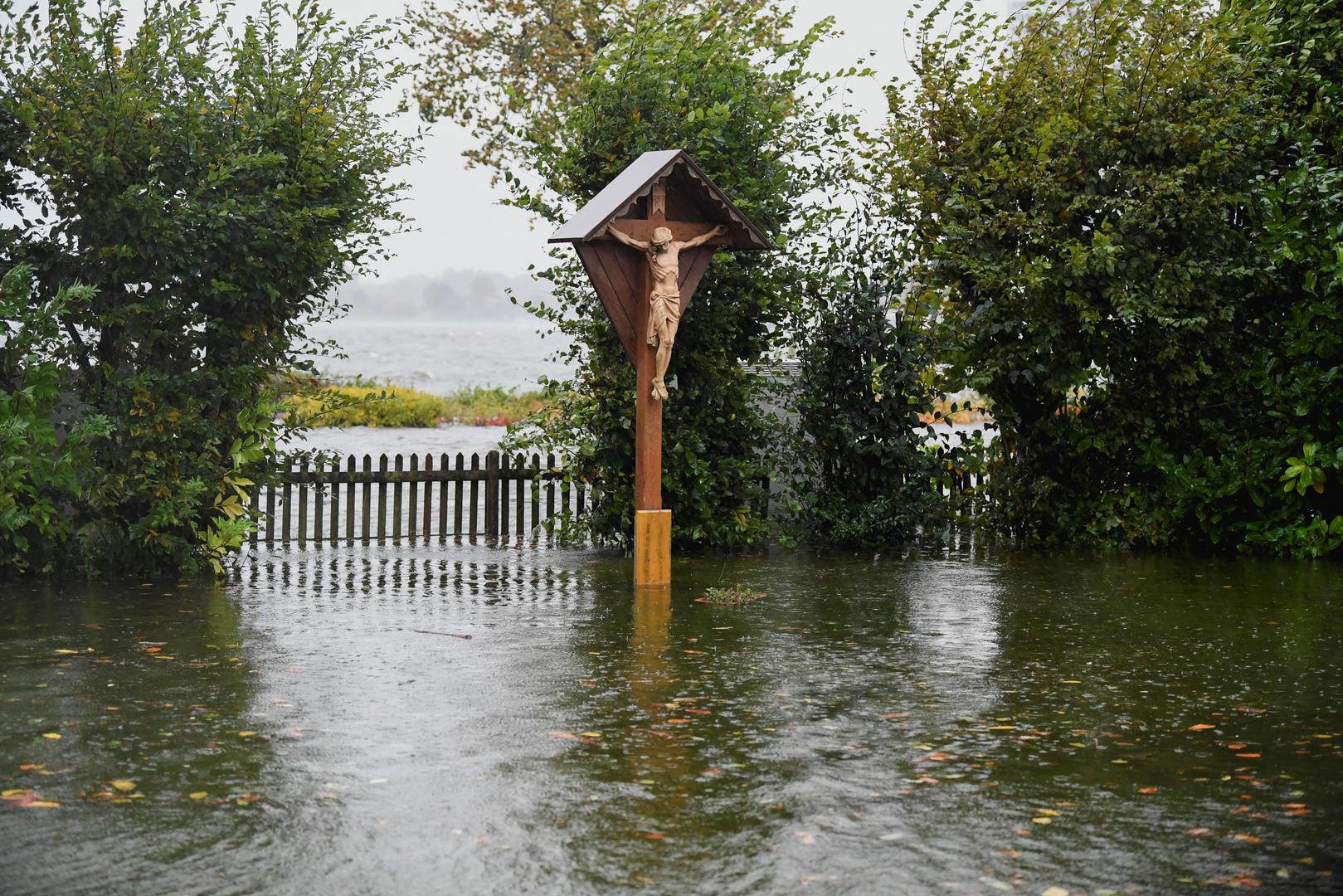 Heavy flooding surrounds a crucifix as the Baltic Sea coast is hit by heavy storms, in Schleswig, northern Germany, October 20, 2023.  REUTERS/Fabian Bimmer Photo: Fabian Bimmer/REUTERS