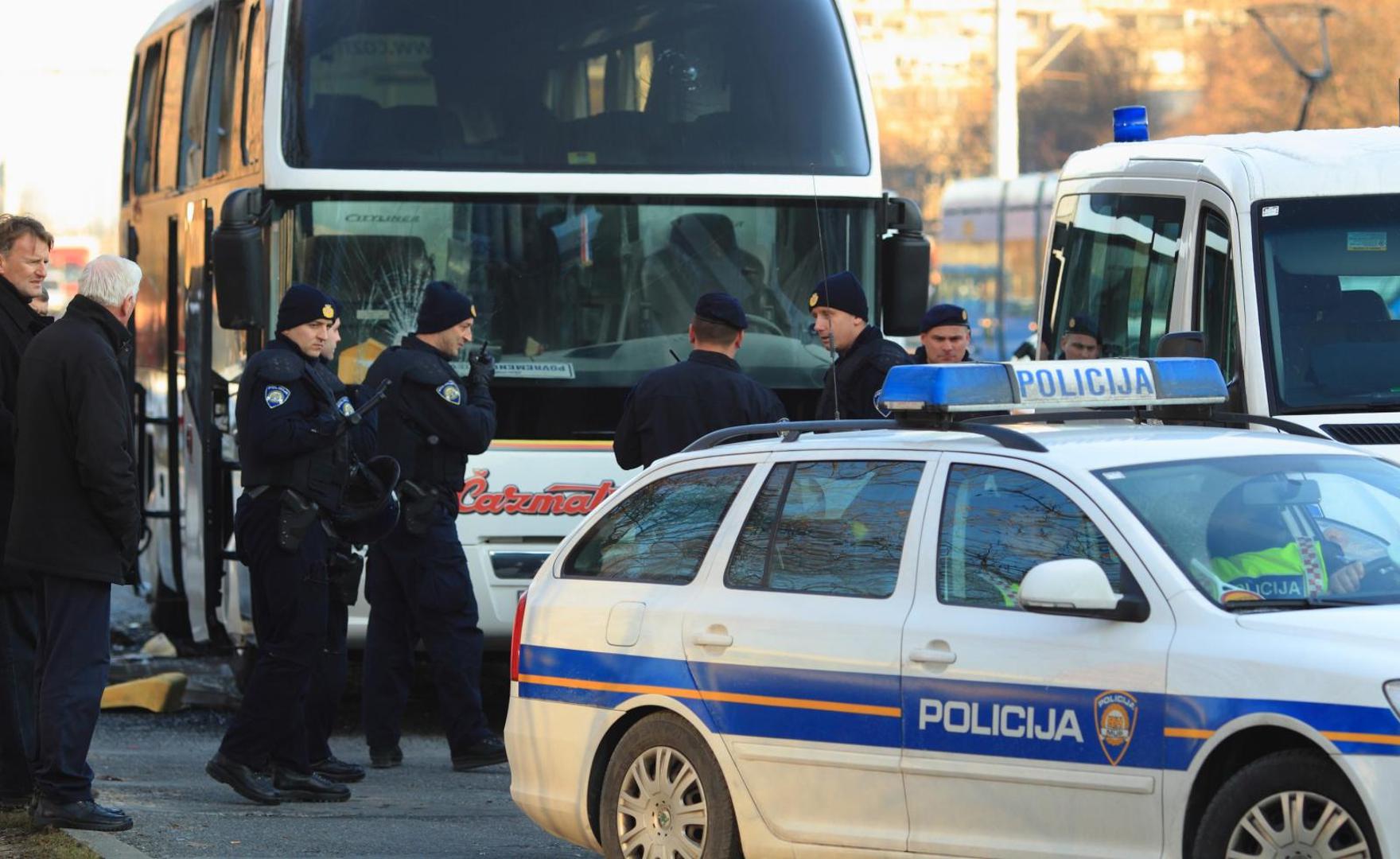 14.12.2010., Novi Zagreb, Zagreb - Autobus u kojem su bili navijaci Paoka na krizanju Savezne Republike Njemacke i Avenije Dubrovnik napali su huligani. Grupa BBB-a razbila je pozor na autobusu i bacila u njega baklju. Autobus se zapalio. Policija koja je pratila autobus, razbila je prozor i pomogla navijacima da izadju, a pozar su ugasili vatrogasci koji su na teren izasli s dva vozila. Nekoliko ozlijedjenih navijaca prebaceno je u bolnice, u Kliniku za traumatologiju i KB Sestara Milosrdnica. Photo: Zeljko Lukunic/PIXSELL