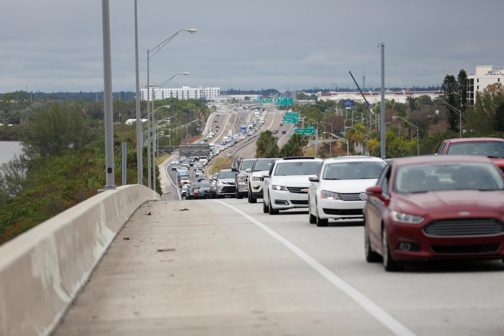 Odjel domovinske sigurnosti pozvao je sve koji stanuju na projiciranom putu uragana Milton na hitnu evakuaciju. Ceste na izlasku iz Floride zakrčene su automobilima.