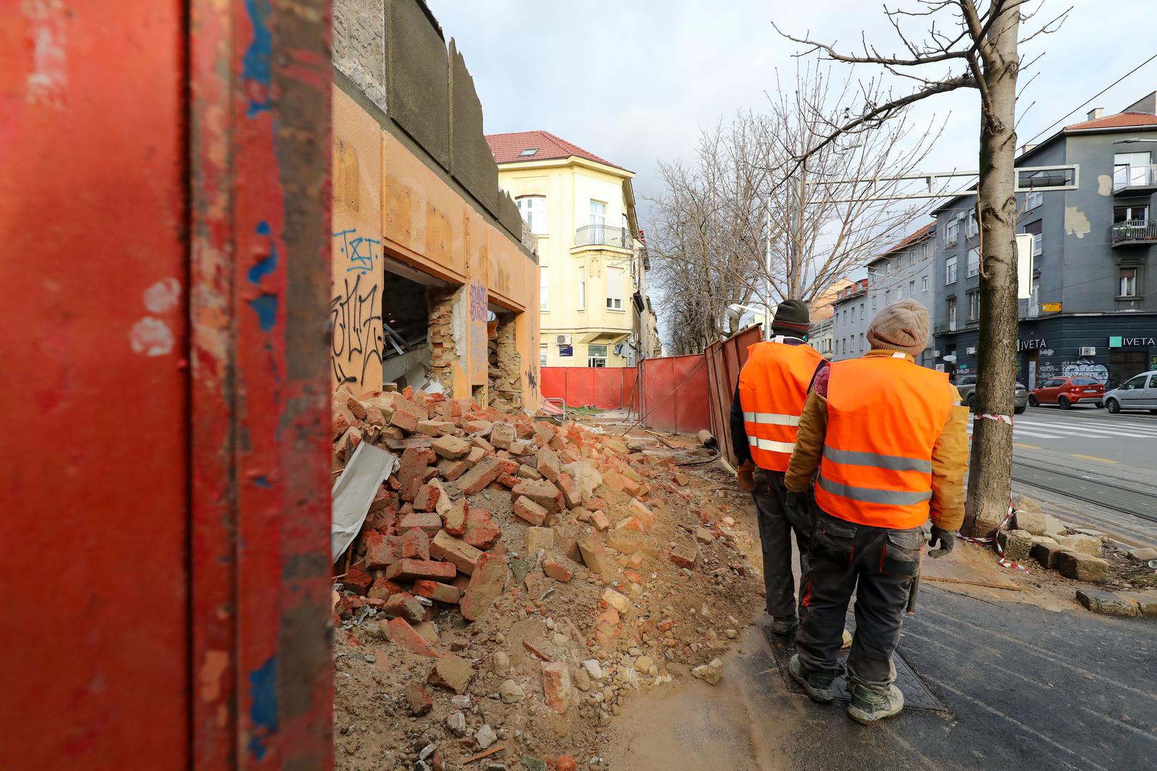 12.02.2024., Zagreb - Prilikom rusenja kuce u Maksimirskoj 17, jedan zid nekontrolirano je pao na plocnik. Photo: Jurica Galoic/PIXSELL