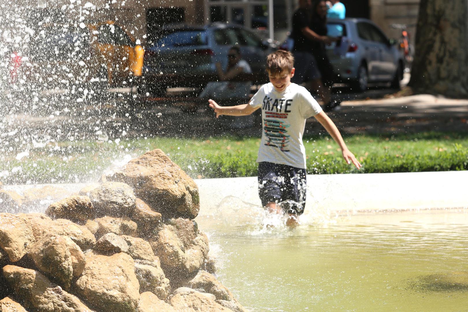 22.07.2022., Zagreb - Gradjani na razne nacine pronalaze spas od visokih ljetnih temperatura.

 Photo: Lovro Domitrovic/PIXSELL