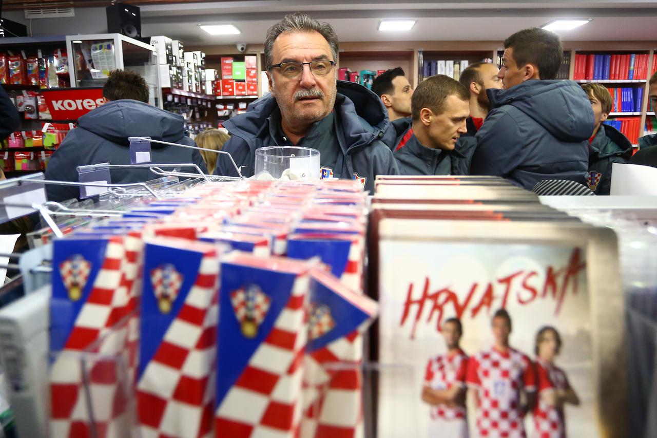 14.11.2015., Zagreb - Hrvatski nogometni reprezentativci druzili se s navijacima u knjizari Narodnih novina u Jurisicevoj ulici. Izbornik Ante Cacic. Photo: Slavko Midzor/PIXSELL