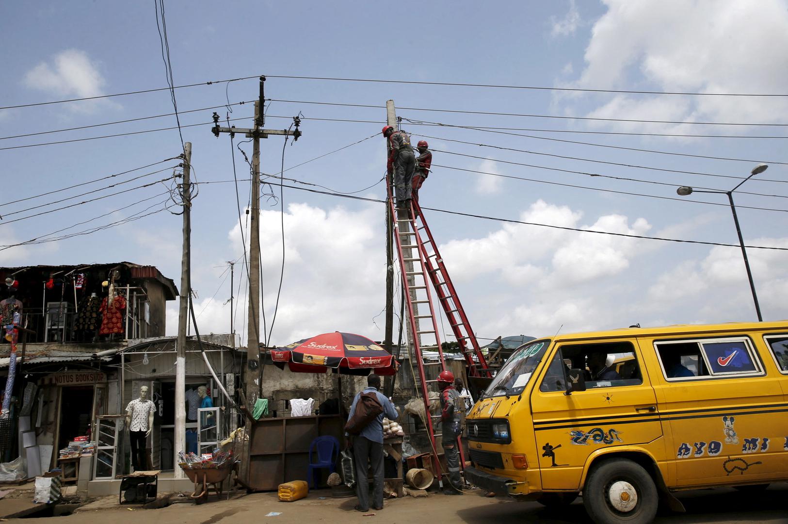 4. Lagos, Nigerija - Lagos, gospodarsko središte Afrike, suočava se s ozbiljnim izazovima, uključujući prometne gužve, neadekvatnu zdravstvenu skrb i obrazovanje te široko rasprostranjeno siromaštvo. Problemi kriminala i zagađenja okoliša dodatno utječu na život.

