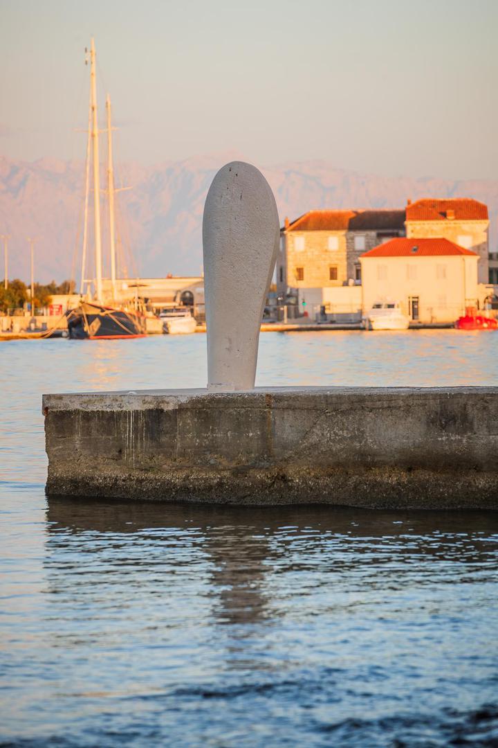 Postavljanje skulpture plemenite periske od bijelog bračkog kamena uz obalu izvrstan je način podizanja svijesti o ugroženosti ove vrste, poručuju iz Grada. 

