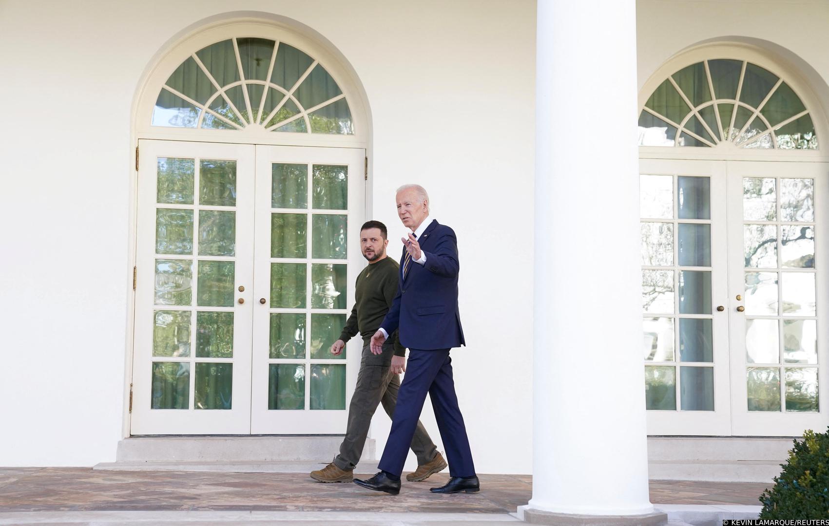 U.S. President Joe Biden and Ukraine's President Volodymyr Zelenskiy walk down the Colonnade to the Oval Office at the White House in Washington, U.S., December 21, 2022. REUTERS/Kevin Lamarque Photo: KEVIN LAMARQUE/REUTERS