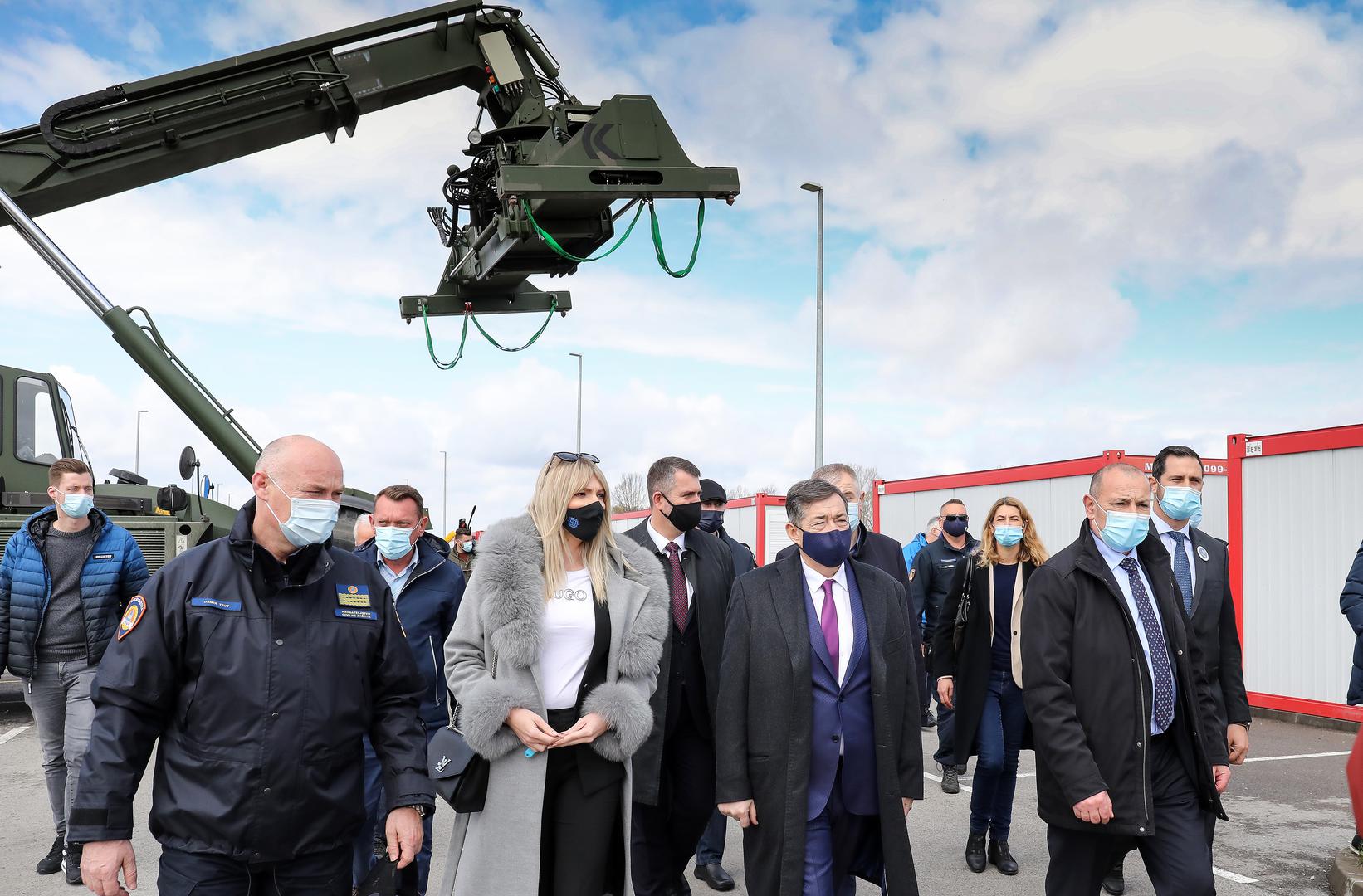 20.04.2021., Lekenik - Primopredaja 120 kontejnera, koje ce hrvatskim vlastima pomoci da sto bolje odgovore potrebama izazvanim potresom koji je mnoge gradjane ostavio bez doma. Lorinc Meszaros, madjarski poduzetnik koji je sa svojim partnerima osigurao ovu donaciju vrijednu milijun kuna, Tomo Medved, potpredsjednik Vlade i nacelnik Stozera Civilne zastite za otklanjanje posljedica potresa.
Photo: Emica Elvedji/PIXSELL