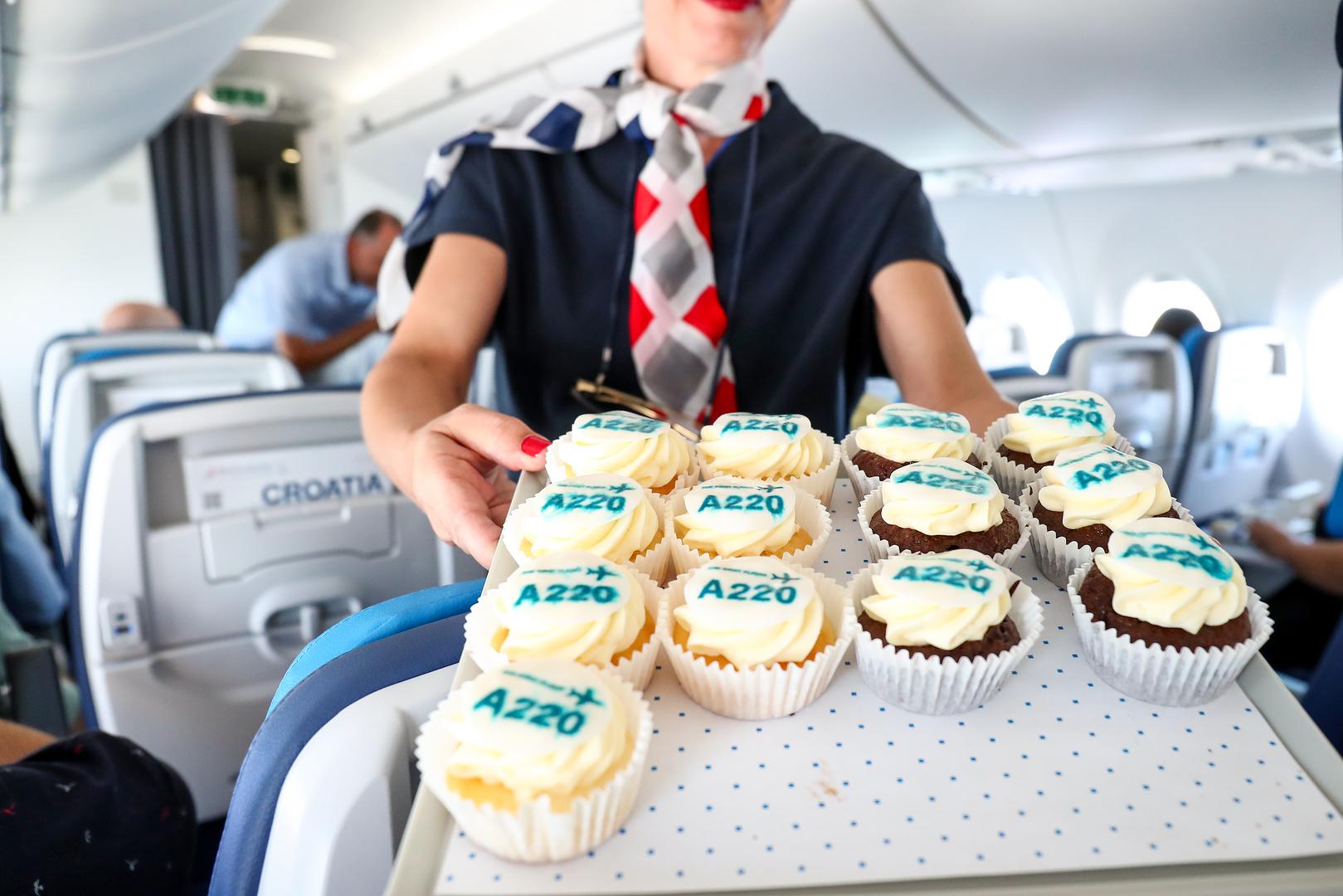 CA je putnike počastila i prigodnim muffinima na kojima je pisalo A220, simbolično za liniju Airbusa koji se priključio floti aviokompanije. 