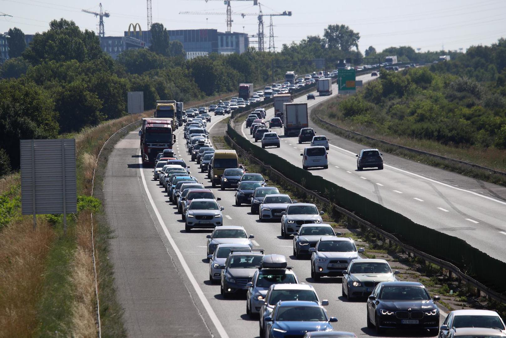 15.07.2023.,Zagreb - Udarni turisticki vikend u punom je jeku, guzve su na cestama od jutra.Guzva na zagrebackoj obilaznici u smjeru mora Photo: Zeljko Lukunic/PIXSELL