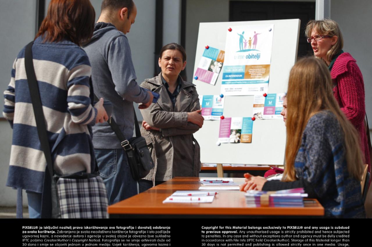 '12.05.2013., Zagreb - Diljem Hrvatske pred crkvama je pocelo prikupljanje potpisa za referendum kojim bi se trazilo da se u ustav RH ukljuci da je brak zajednica muskarca i zene. Pred crkvom u Trnovc