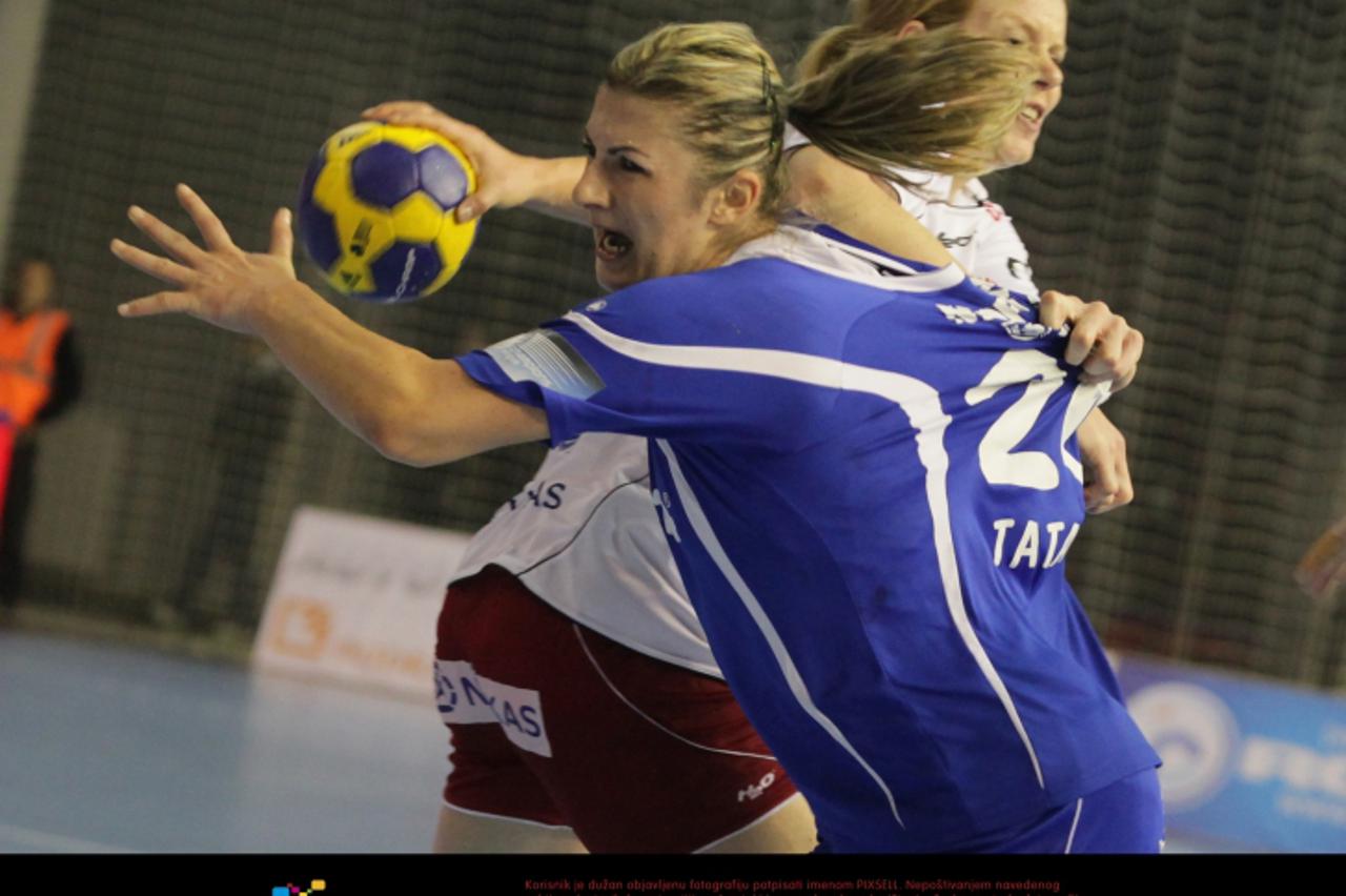 '29.10.2011., Koprivnica - 4. kolo EHF Lige prvaka, sportska dvorana Gimnazije Fran Galovic, RK Podravka vs RK Larvik, (plavi dres) Miranda Tatari i Lene Rantala. Photo: Marijan Susenj/PIXSELL'