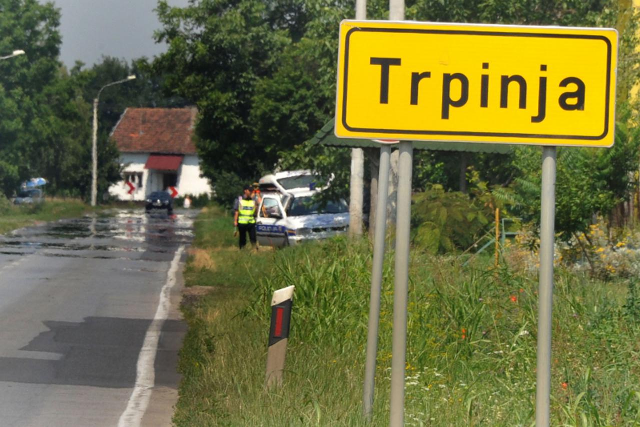 'novosti...trpinja...11.07.2013. akcija policije u trpinji; navodno uhiceno 10-tak osoba, a radi istrage i moguce optuzbe za ratni zlocin; policija je cijelo vrijeme bila na ulazu i izlazu iz trpinje 