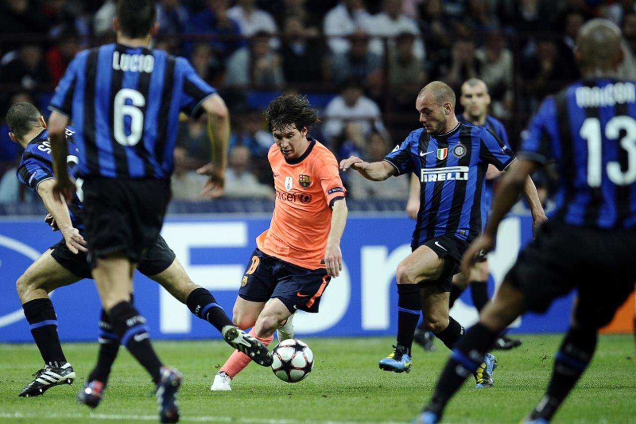 'Barcelona\'s Argentinian forward Lionel Messi (C)  fights for the ball with Inter Milan\'s Dutch midfielder Wesley Sneijder (2ndR) during the UEFA Champions League first leg semifinal Inter Milan vs 