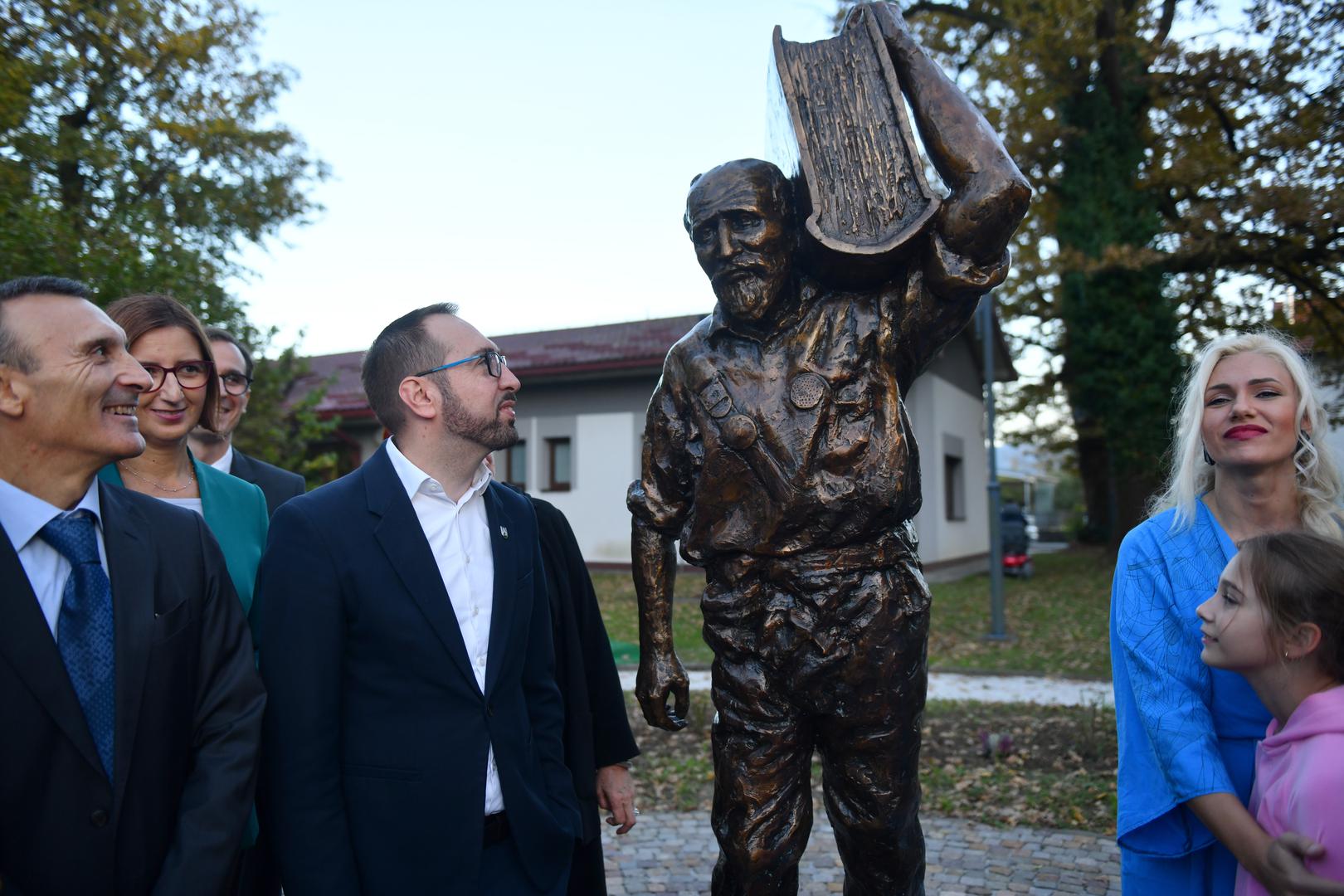 9.10.2024., Park Vranyczany, Oroslavje, Hrvatska - Otkrivanje spomenika Josipu Mikulcu, prvom hrvatskom influenseru, poznatom kao Joza Putnik, autorice Adne Bakije, akademske kiparice. Paolo Trichilo, Tomislav Tomasevic i Adna Bakija. Photo: Josip Mikacic/PIXSELL