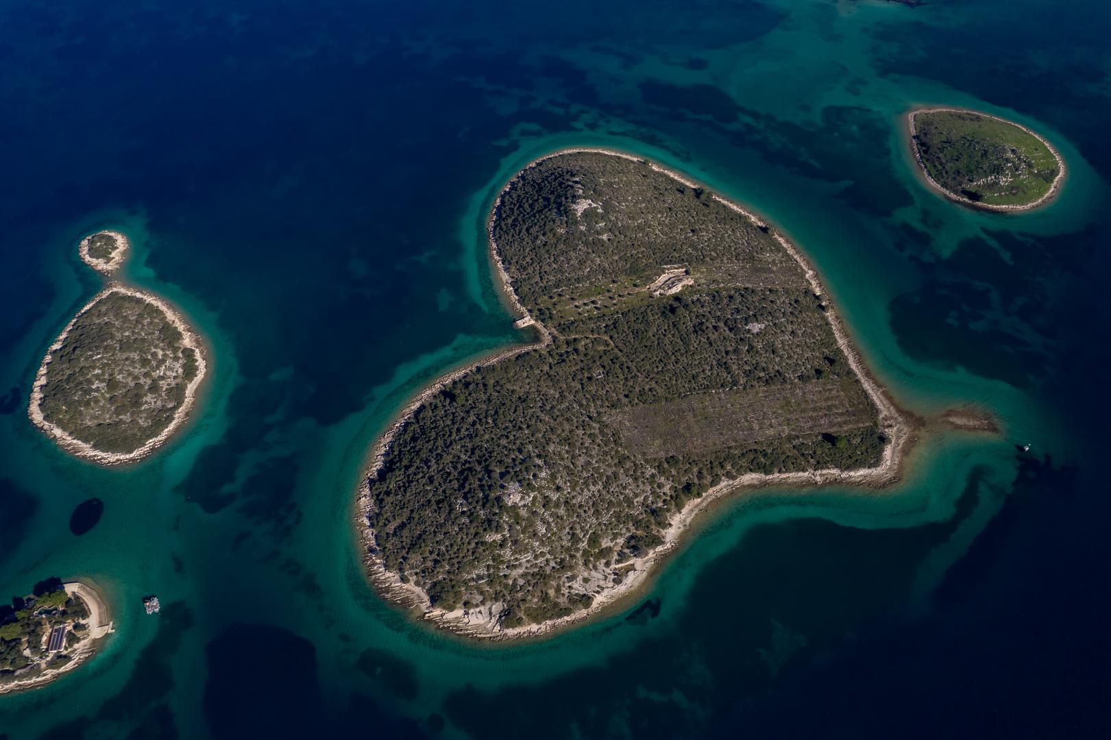 31.01.2023., Otocic Galesnjak, mnogima je znan i kao Otok zaljubljenih. Zbog svog specificnog oblika srca postao je prepoznatljiv otocic nase obale diljem svijeta. Rijec je  nenaseljenom otocicu smjestenom u Pasmanskom kanalu, a moguce ga je posjetiti barkom ili brodom. Photo: Dino Stanin/PIXSELL