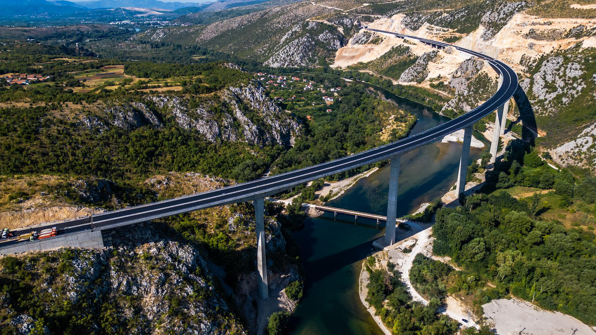 Most Hercegovina u Počitelju, mjestu u hercegovačkom gradu Čapljini, dug je 980 metara i visok 100 metara, a njegova izgradnja ušla je u završnu fazu. 