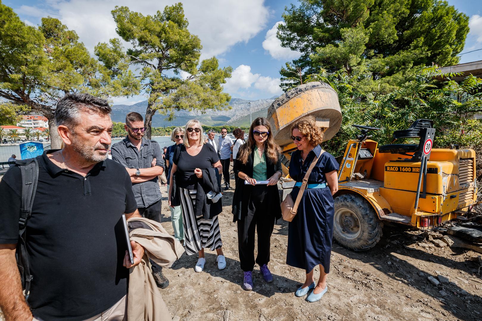 26.09.2024., Stobrec  - Prapovijesno Arheolosko nalaziste u centru Stobreca posjetila je ministrica Nina Obuljen Koezinek u pratnji Marine Ugarkovic. Photo: Zvonimir Barisin/PIXSELL