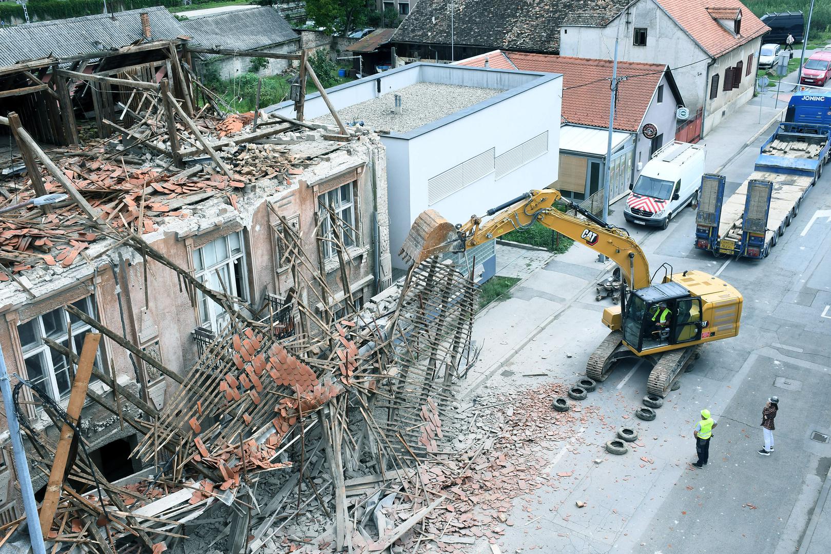 Bager je kasnije uklanjao ostatke krovišta s kuće.