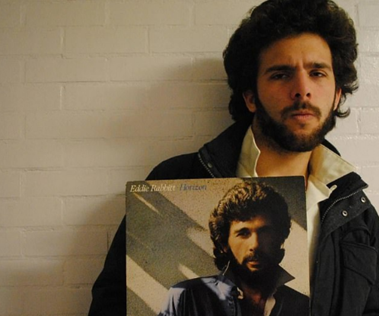 Nevjerojatna sličnost nepoznatog muškarca s country pjevačem Eddie Rabbittom. 