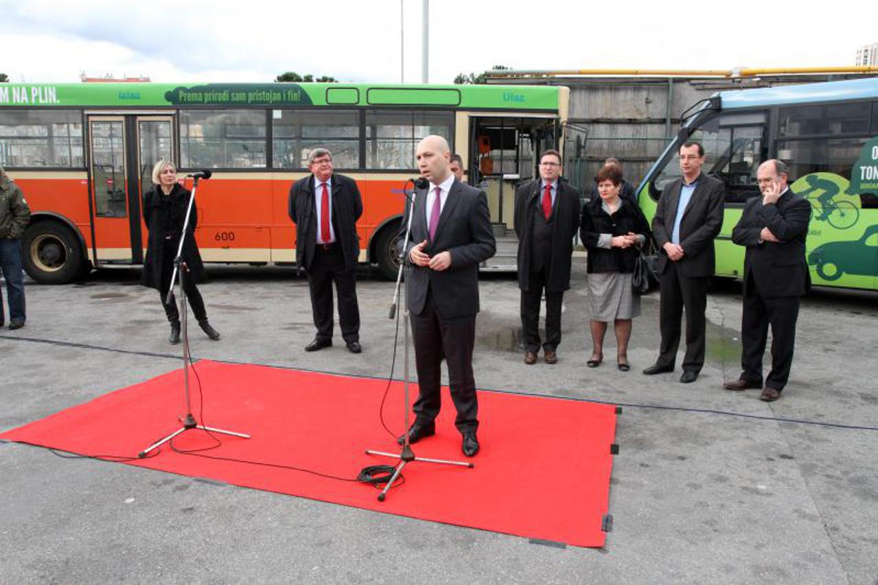 Mihael Zmajlović,Rijeka,Vojko Obersnel,autobusi