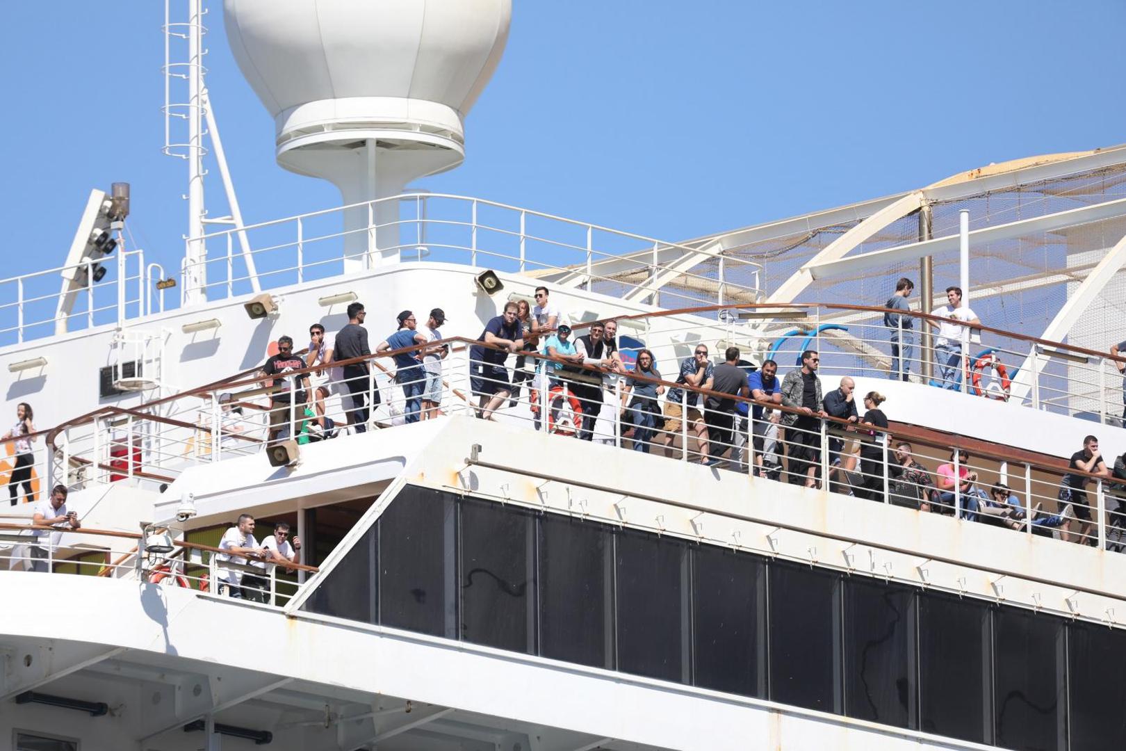 26.05.2020., Dubrovnik - Kruzer Carnival Breeze, na kojemu se nalazi oko 1100 pomoraca od koji je 93 Hrvata, usidrio se u luku. Kruzer je mjesecima plovio morima zbog koronavirusa. Photo: Grgo Jelavic/PIXSELL