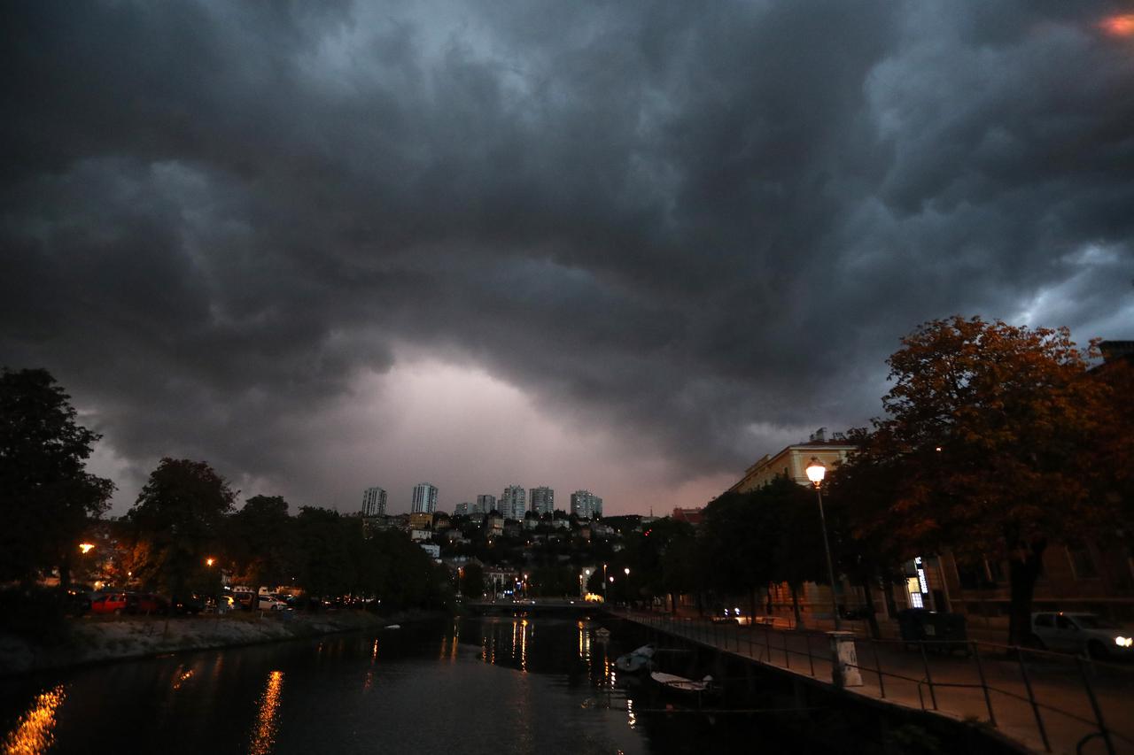 Rijeka: Kišni oblaci nad gradom