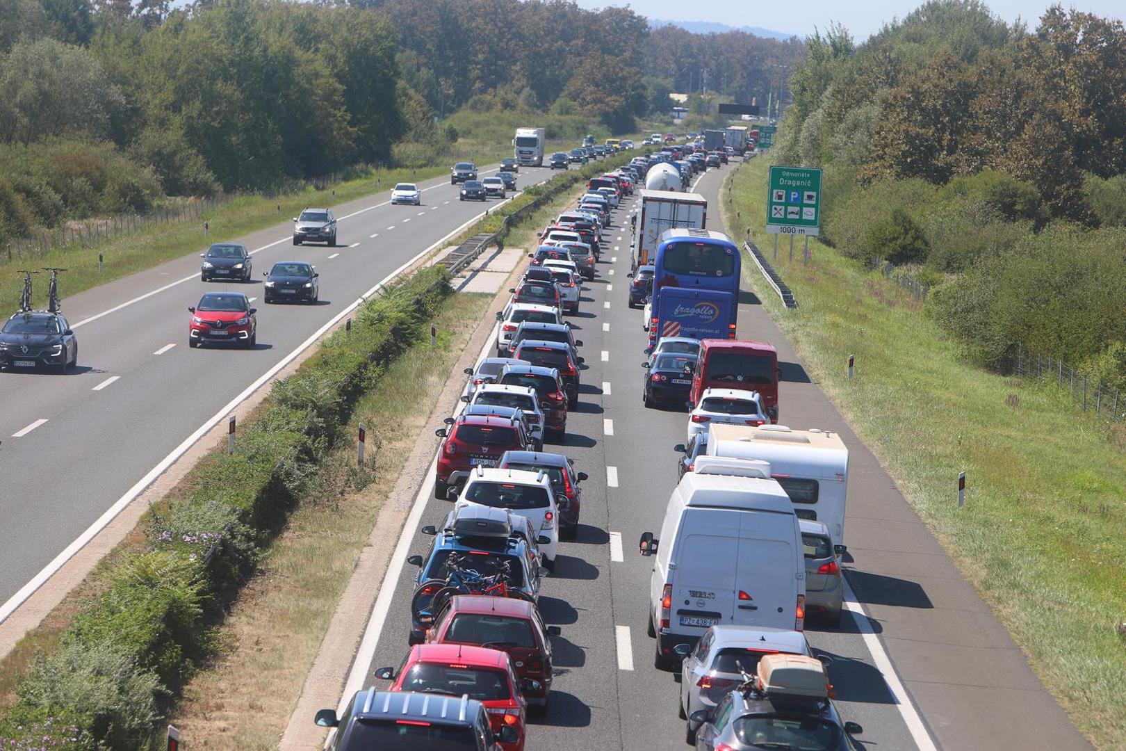 Na čvora Učka u smjeru Istre /Opatije kolona je oko 1 km.