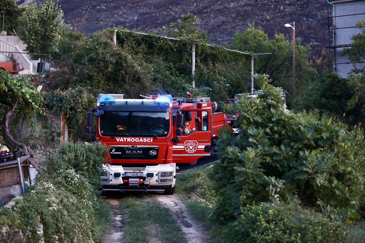 Izbio novi požar na Žrnovnici, četiri kanadera pomaže pri gašenju